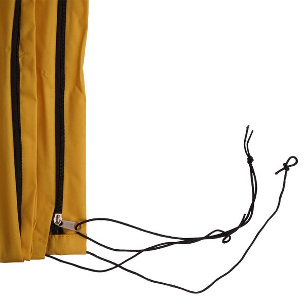 Gelber Sichtschutz mit Reißverschlüssen und Bändern.