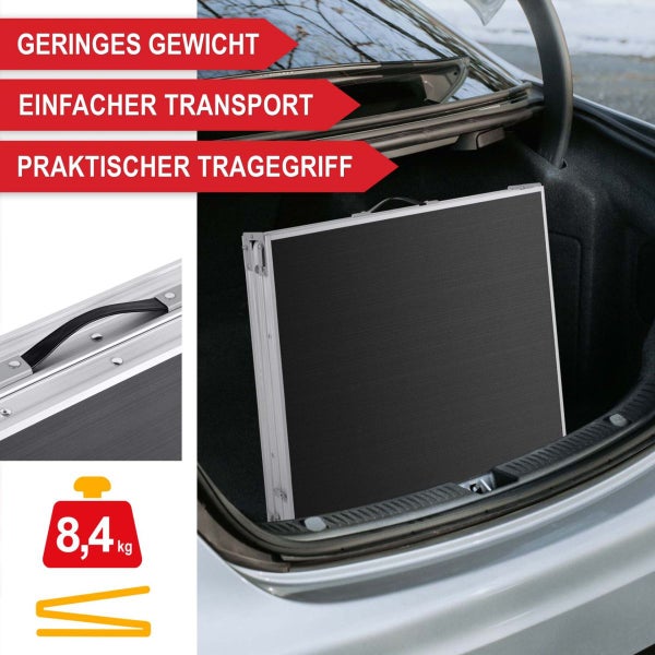 Zusammengeklappter Multifunktionstisch im Kofferraum eines Autos mit praktischem Tragegriff und einem Gewicht von acht Komma vier Kilogramm.