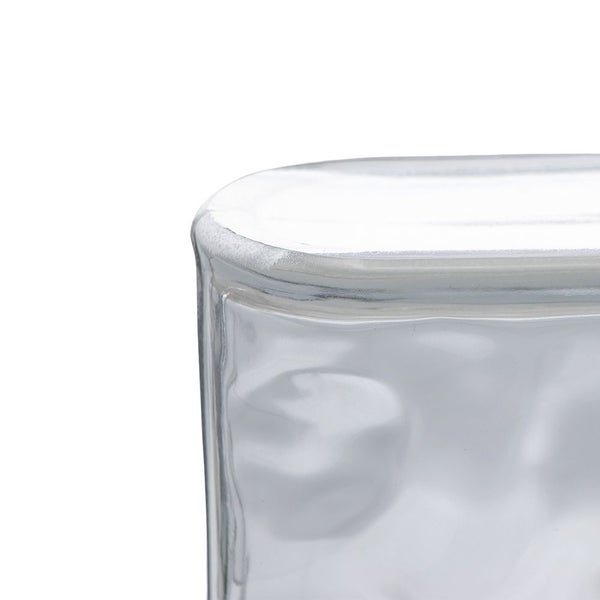 Detailaufnahme eines transparenten Glasbehälters