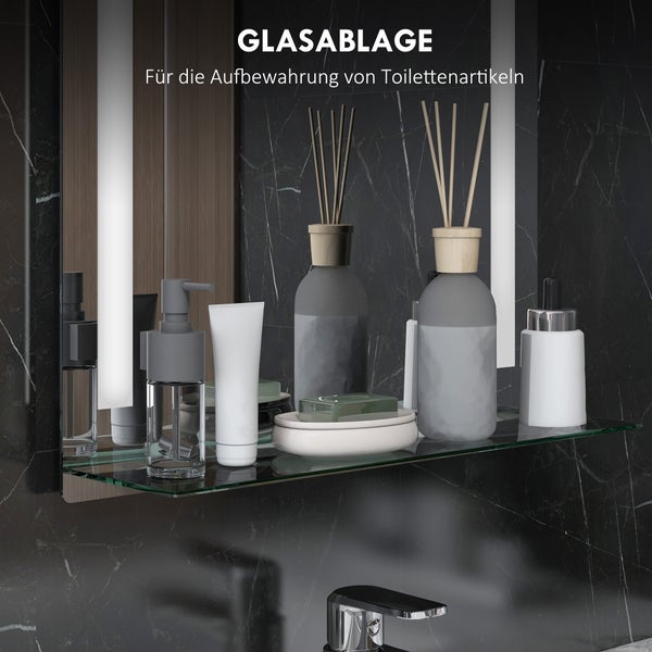 Glasablage für Toilettenartikel im Badezimmer, montiert vor einem beleuchteten Spiegel auf einer Marmorwand.