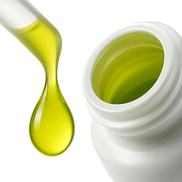 Tropfen Flüssigkeit aus Pipette neben geöffnetem Behälter