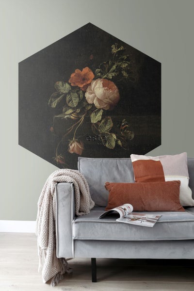 Dekoratives Wandbild mit Blumenmotiv über einem Sofa im Wohnzimmer.