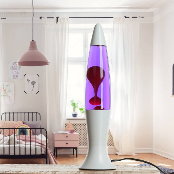 Lavalampe mit violettem Wachs vor einem Kinderzimmer