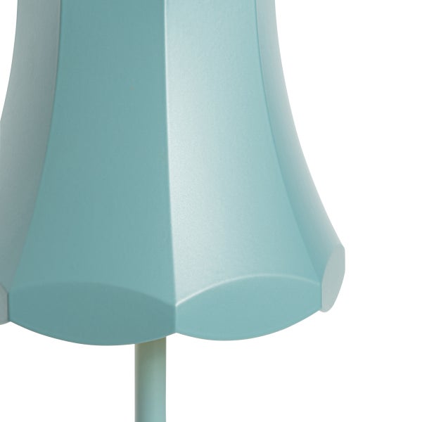 Detailansicht eines Lampenschirms mit Wellenrand und facettierter Oberfläche in Blaugrün auf einem Standrohr.
