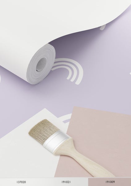 Tapetenrolle mit Regenbogenmuster, Farbpinsel und Farbfelder