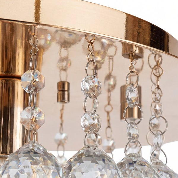 Detailaufnahme einer Deckenleuchte mit Kristallanhängern