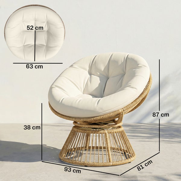 Gemütliche Inneneinrichtung mit rundem Papasan-Sessel aus Rattan, weißem Polster, Strickdecke, Zimmerpflanze und hellem Holzfußboden.