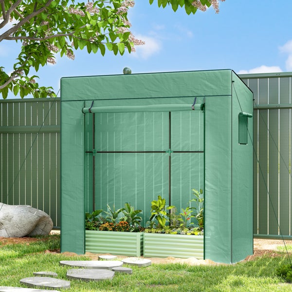 Folientreibhaus für Hochbeete mit aufrollbarer Front in einem Garten aufgestellt
