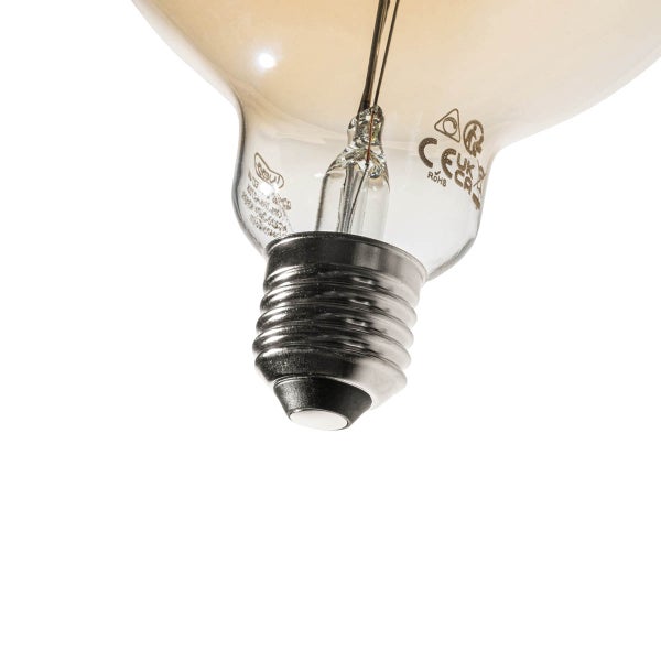 Nahaufnahme eines E27 Schraubsockels eines Leuchtmittels mit Siegeln für europäische Konformität, britische Konformität und Schadstoffbegrenzung.