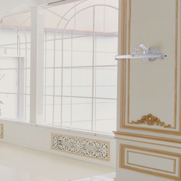 Klassischer Raum mit Wandleuchte, verzierten Wänden und großem Fenster