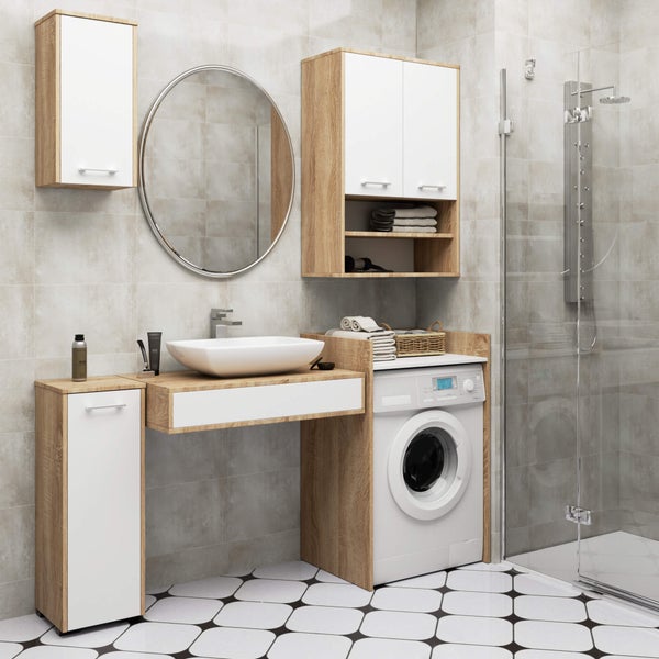 Badezimmer mit Waschbecken, Spiegel, Waschmaschine, Schränken und Dusche