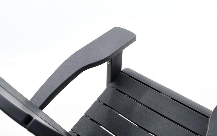 Nahaufnahme der Armlehne und Sitzfläche eines Gartenstuhls aus anthrazitfarbenem Kunststoff in Holzoptik.