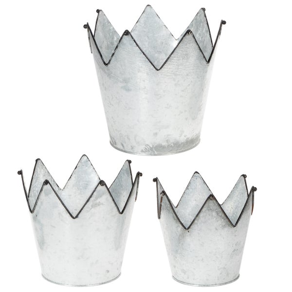 Dreiteiliges Set verzinkter Übertöpfe in Kronenform in verschiedenen Größen.