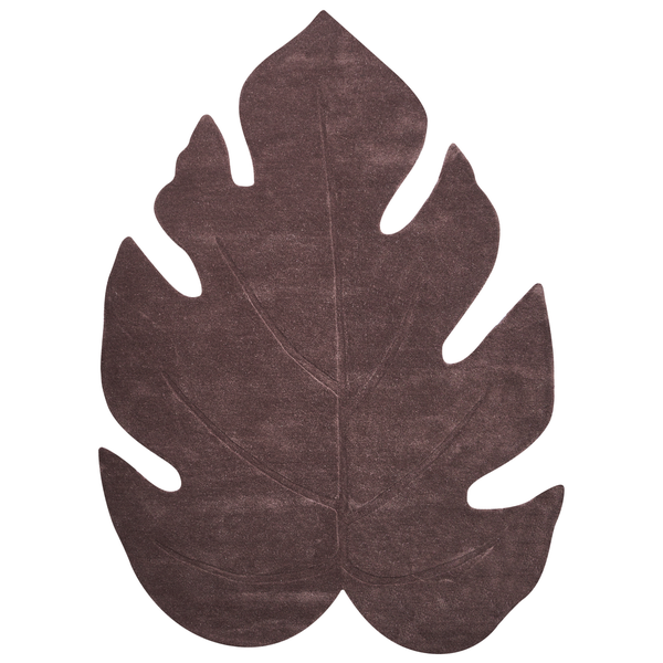 Brauner Teppich in Form eines Monstera-Blattes mit sichtbaren Blattadern.