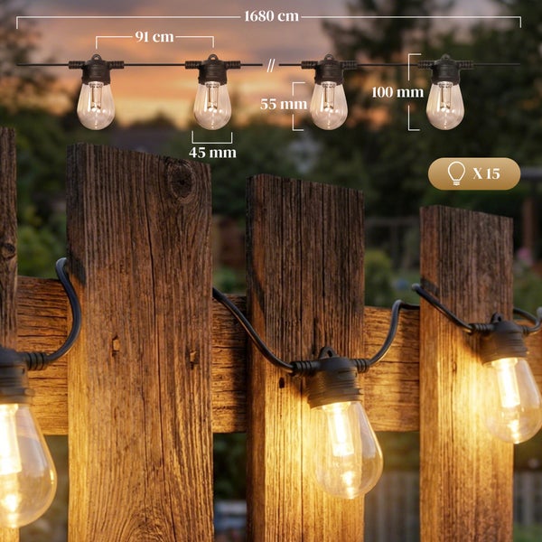 LED Lichterkette für außen mit 15 Birnen an einem Holzzaun. Gesamtlänge 1680 Zentimeter, Lampenabstand 91 Zentimeter, Birnengröße 45 mal 100 Millimeter.