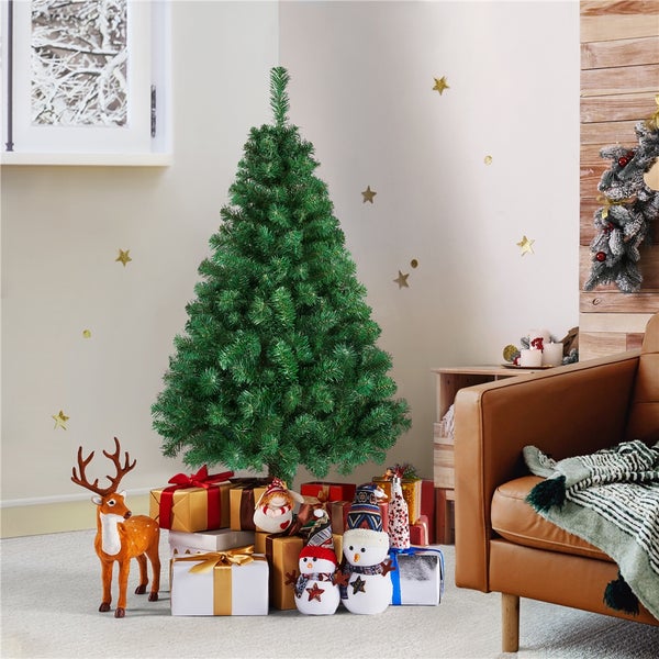 Dekorierter Weihnachtsbaum mit Geschenken, Rentierfigur und Schneemännern im Wohnzimmer