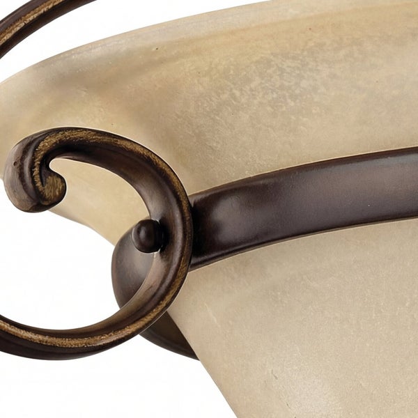 Detailaufnahme einer Deckenleuchte mit Glas und Metallfassung