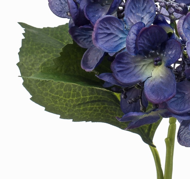 Künstliche blaue Hortensie mit grünem Blatt und Stiel in Detailansicht.