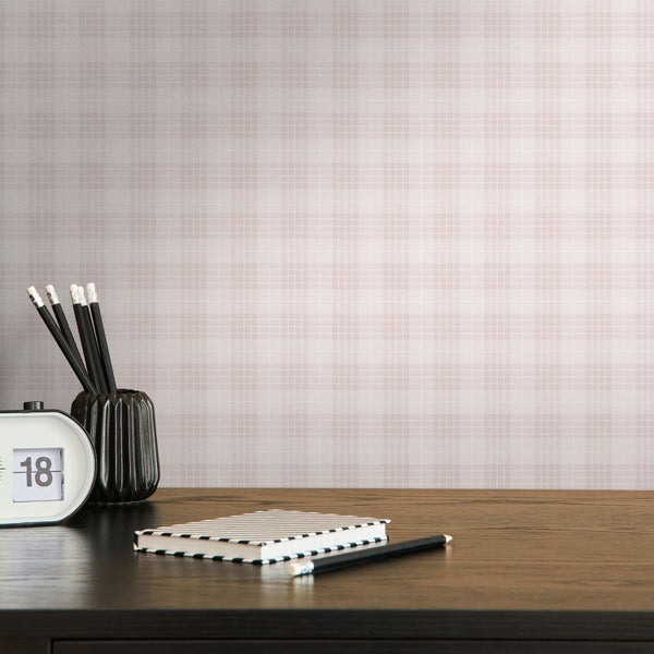 Dekoratives Interieur mit Kommode, Topfpflanze und Uhr vor gemusterter Tapete.