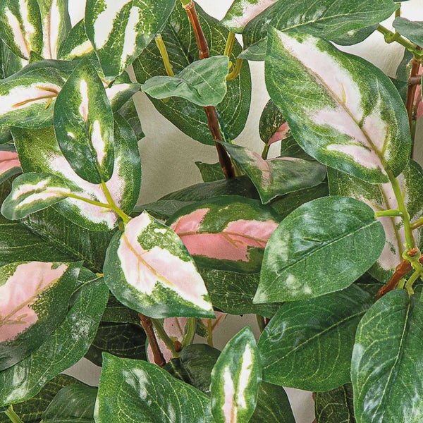 Künstliche Zypresse mit grünem Nadelkleid und braunem Stamm im schwarzen Kunststofftopf.