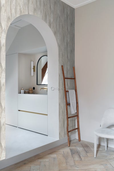 Badezimmer mit Tapete in Holzoptik, Waschbeckenunterschrank und Holzleiter