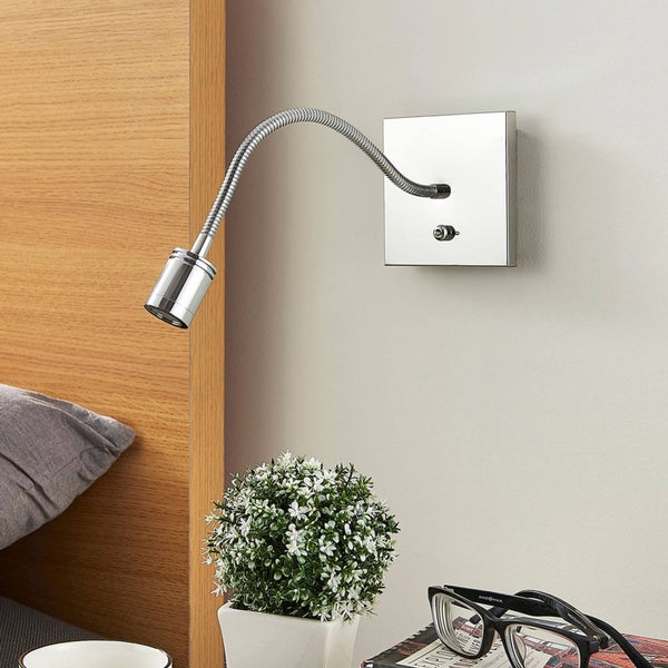 LED-Wandleuchte mit flexiblem Arm, verchromt, Basis 110 mal 110 Millimeter, maximale Ausladung 270 Millimeter.