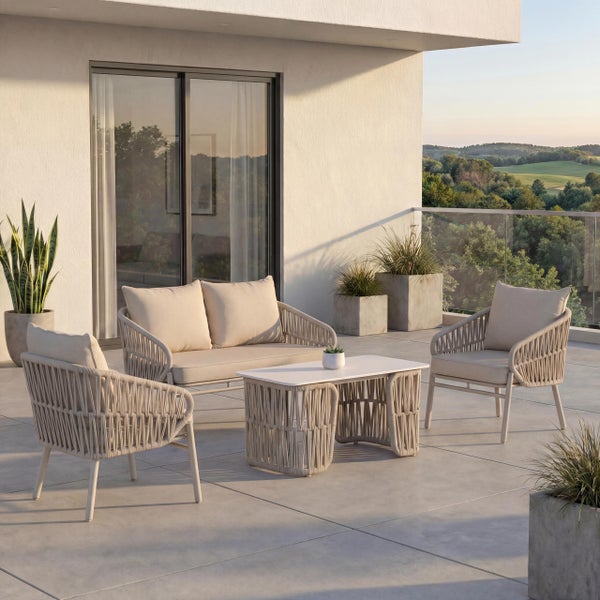 Modernes Gartenmöbel-Set auf einer hellen Terrasse bestehend aus einem Sofa, zwei Sesseln und einem Loungetisch mit Seilgeflecht und Polstern.