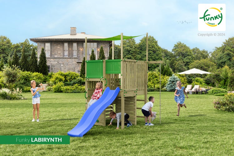 Funky Combo Spielturm Labirynth aus Holz mit blauer Rutsche und grünem Sonnendach in einem hellen Garten mit spielenden Kindern.