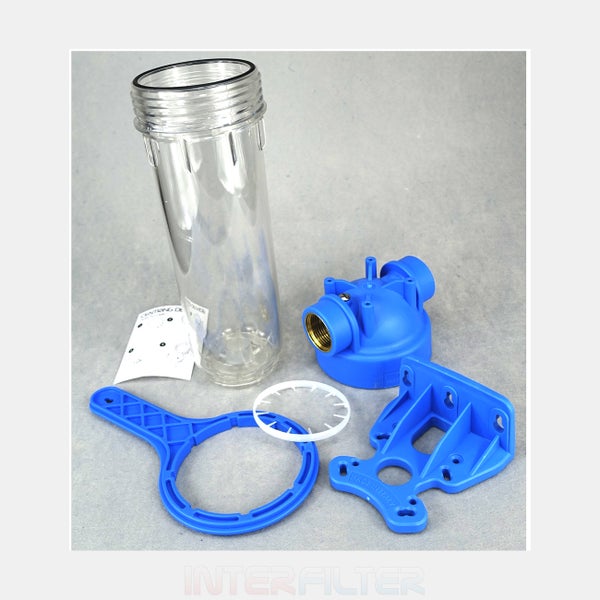 Wasserfilter Gehäuse mit transparenter Filtertasse, Kopfstück mit Messinggewinde, Wandhalterung und Montageschlüssel.