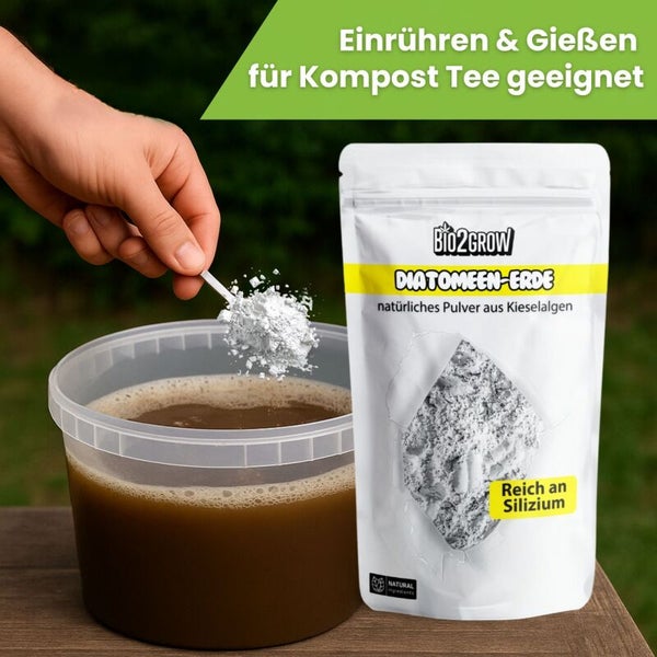 Diatomeenerde zur Herstellung von Komposttee mit Kieselalgenpulver in einem Eimer Wasser.