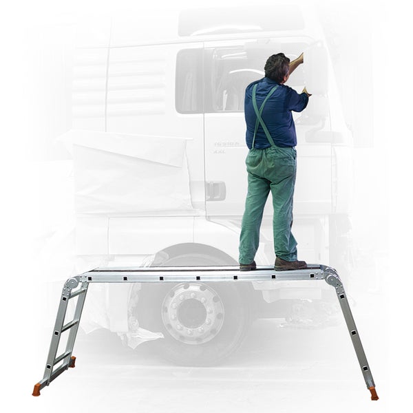 Mann auf einer Arbeitsbühne, der an einem Lastwagen arbeitet