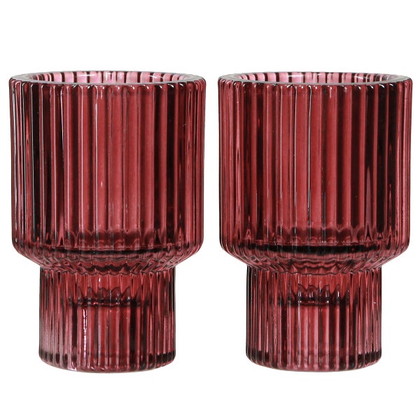 Zwei rote, geriffelte Teelichthalter aus Glas.