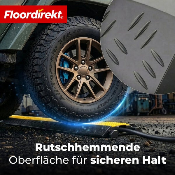 Floordirekt Logo. Kabelbrücke mit rutschhemmender Oberfläche für sicheren Halt und Detailansicht der Riffelblechstruktur bei einem Autoreifen.