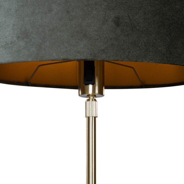 Detailaufnahme einer Stehlampe mit Schirm und Schalter