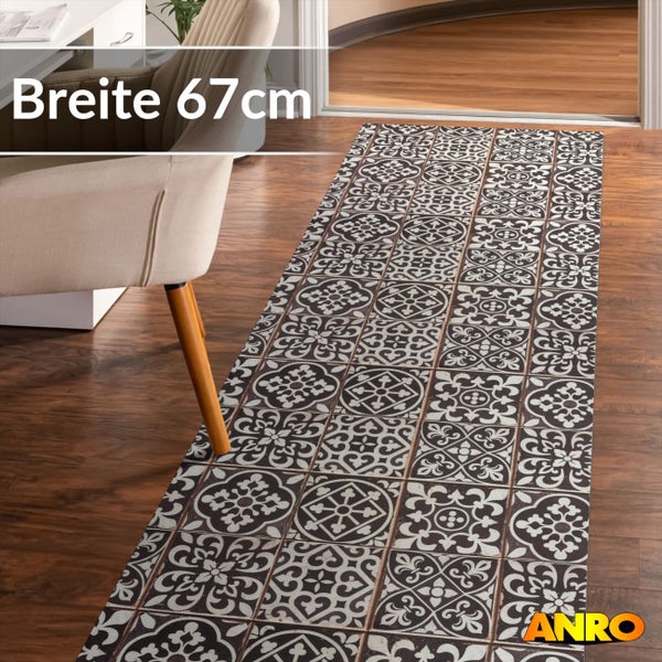 Läufer mit ornamentalem Fliesenmuster auf Holzboden, Breite 67 Zentimeter. ANRO Logo.