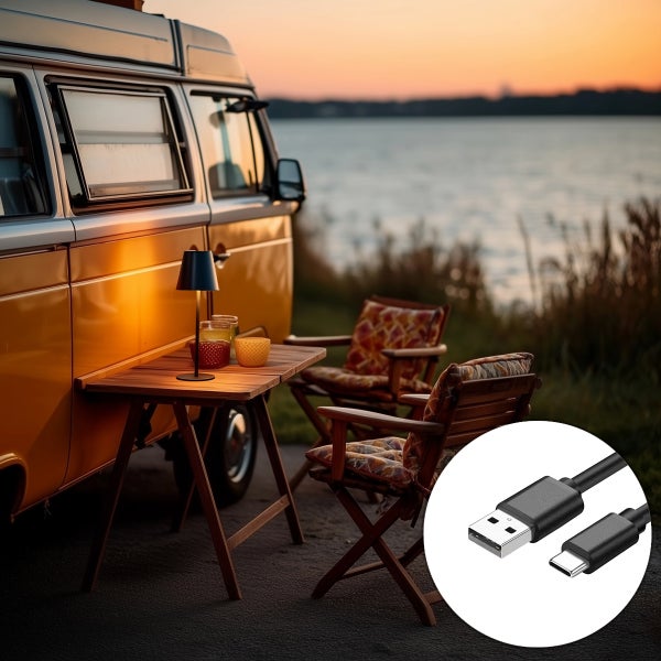 Tischleuchte für den Außenbereich mit USB C Ladekabel vor einem Wohnmobil in einer Abendstimmung.