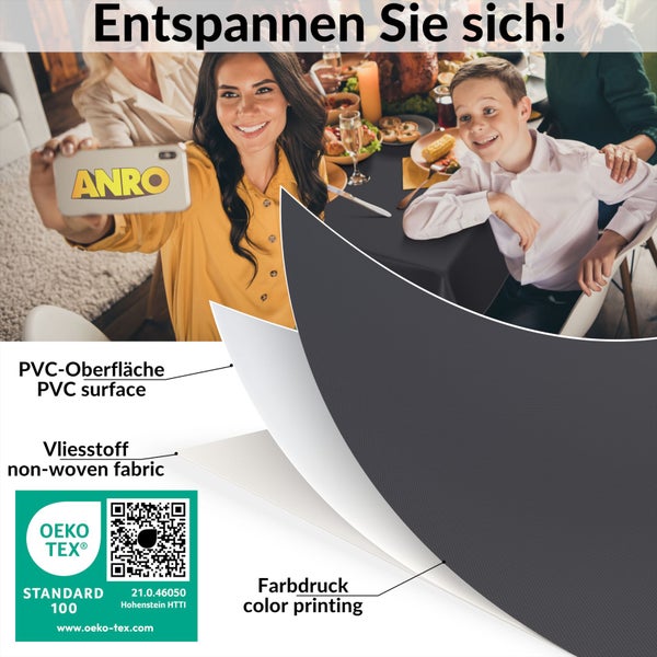 Familie entspannt am Esstisch mit grauer Tischdecke; Details zu PVC-Oberfläche, Vliesstoff und Farbdruck sind dargestellt; Öko-Tex Standard 100 Siegel.