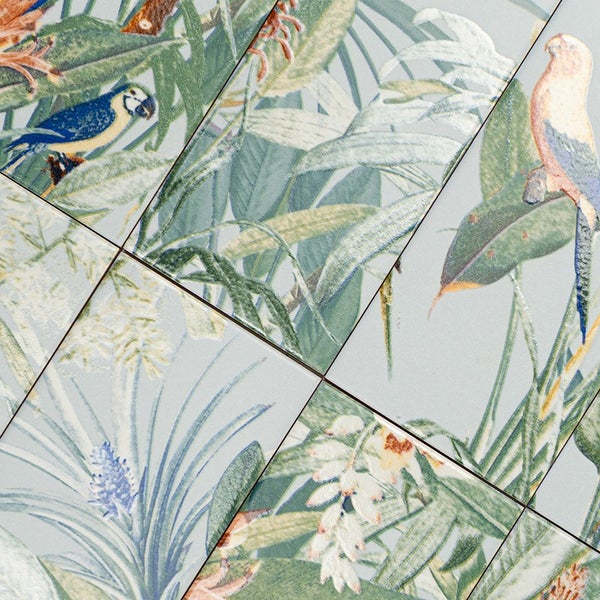 Wandfliesen mit tropischem Dschungelmotiv, Papageien und exotischen Pflanzen als dekorative Keramikfliesen für Innenräume