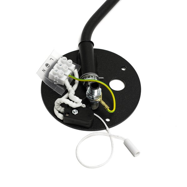 Innenansicht einer Lampenhalterung mit Verkabelung, Zugschalter und Klemme