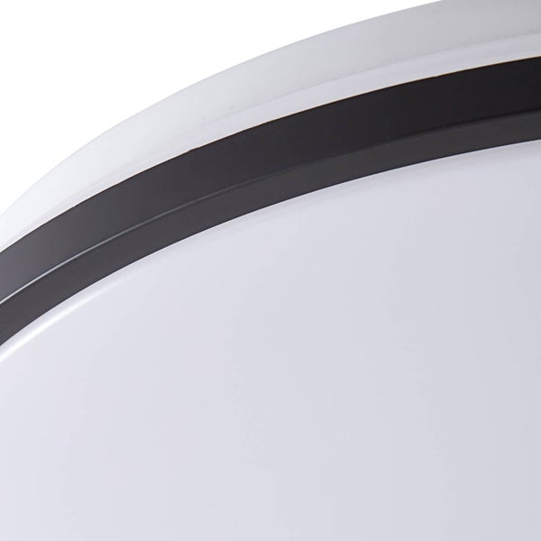 Detailansicht einer runden Deckenleuchte mit schwarzem Rand und weißer Abdeckung.