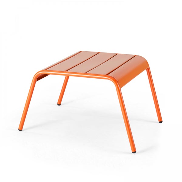 Oranger Gartenhocker aus Metall mit einer Sitzfläche aus Lamellen und vier ausgestellten Beinen.
