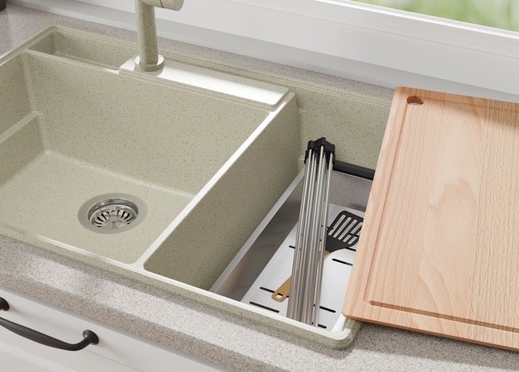 Küchenspüle mit Abtropfgestell, Schneidebrett und Küchenutensilien