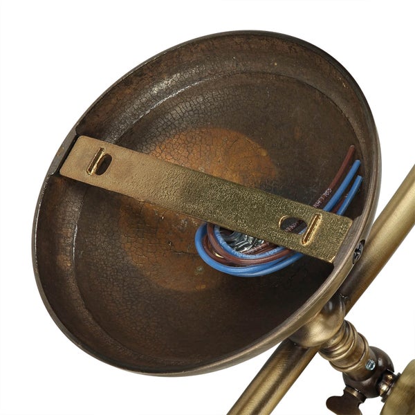 Innenansicht einer Wandleuchte mit Anschlussklemmen und Drähten