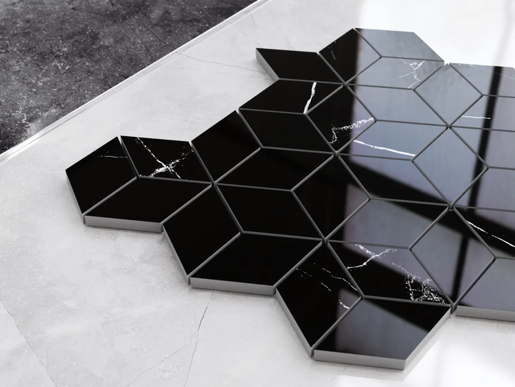 Glänzende Mosaikfliesen in Rautenform mit schwarzer Marmoroptik, in einem geometrischen Muster angeordnet.