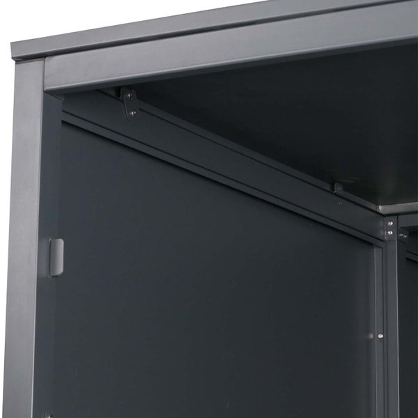 Detailansicht eines Metallschranks mit Tür und Innenraum