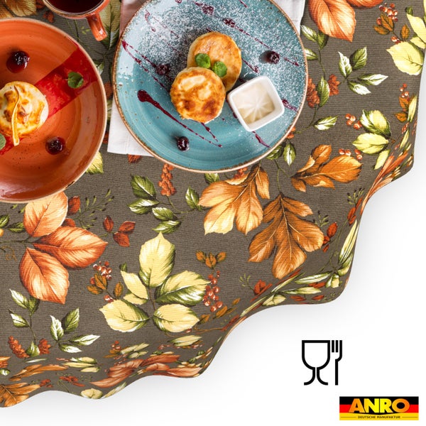 Abwaschbare Tischdecke mit herbstlichem Blättermuster und Beeren, gedeckter Tisch mit Speisen, lebensmittelecht, ANRO Deutsche Manufaktur Logo.