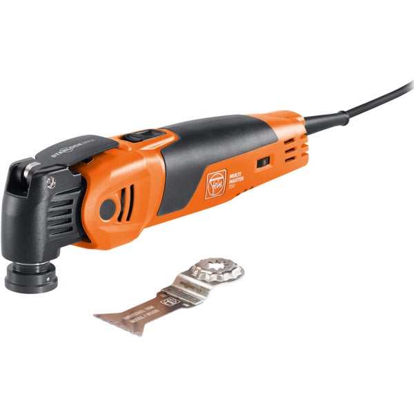 Helles Schlafzimmer mit farbenfrohem gemustertem Teppich auf dunklem Boden, weißem Nachttisch mit blauer Lampe und beigem Polsterbett.