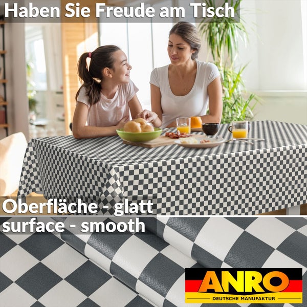 Eine Frau und ein Mädchen sitzen an einem Tisch mit einer schwarz-weiß karierten, glatten Tischdecke. ANRO Logo.