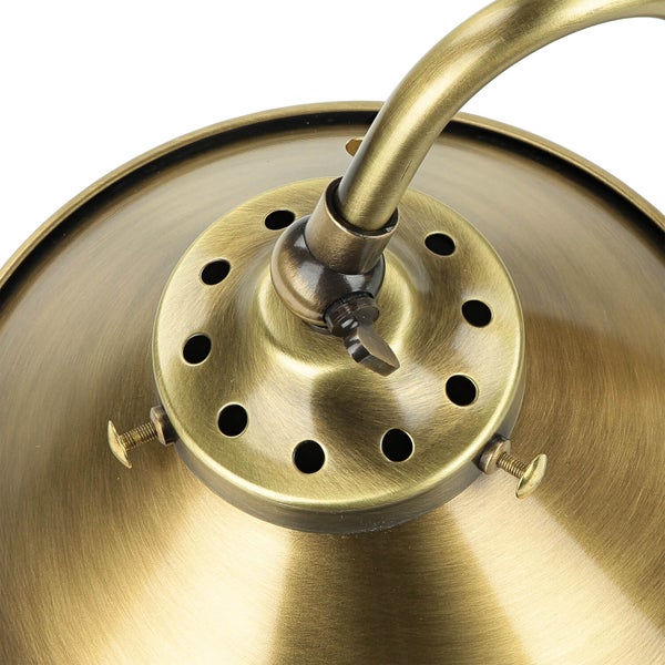 Detailansicht einer bronzefarbenen Lampe