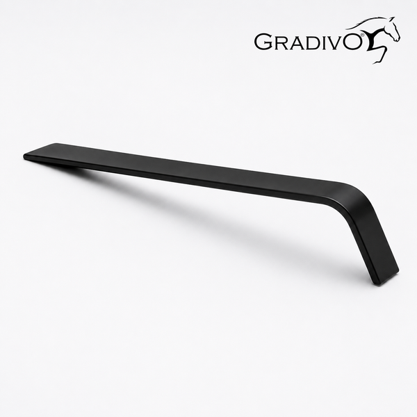 Moderner Möbelgriff in Schwarz mit flachem, gebogenem Design. Gradivo Logo.